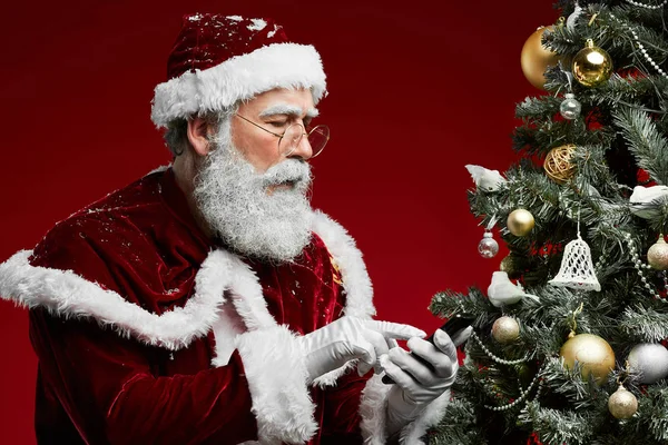 Pas Portrét Klasické Santa Claus Volání Smartphone Stojící Proti Červenému — Stock fotografie