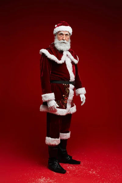 Klasik Noel Baba Nın Tam Boy Portresi Stüdyoda Kırmızı Arka — Stok fotoğraf