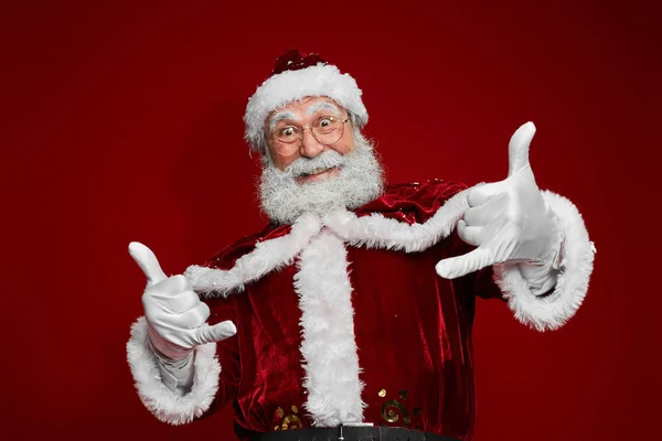 Portrait Taille Haute Père Noël Classique Dansant Gestualisant Tout Posant — Photo