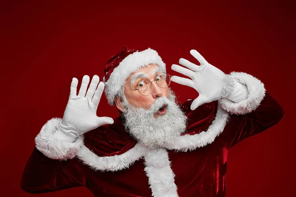 Pas Portrét Překvapený Santa Claus Při Pohledu Kameru Při Pózování — Stock fotografie