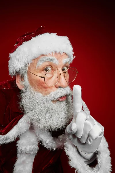 Портрет Класичного Санта Клауса Який Кидається Камеру Розповідає Різдвяним Секретам — стокове фото
