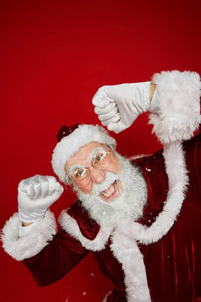Hoge Hoek Portret Van Klassieke Kerstman Dansen Gelukkig Terwijl Staan — Stockfoto