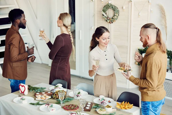 Retrato Alto Ângulo Jovens Elegantes Que Gostam Festa Natal Sorrindo — Fotografia de Stock