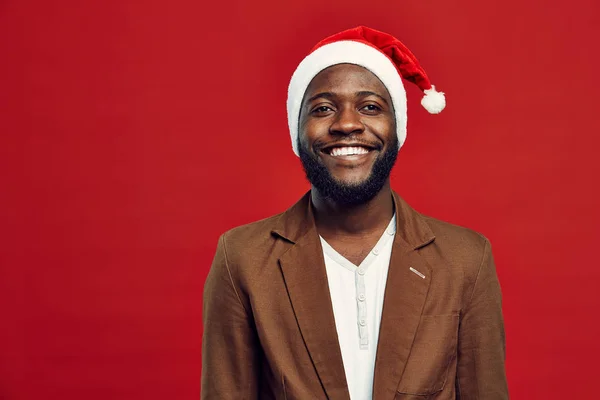 Midjan Upp Porträtt Glad Afroamerikansk Man Bär Santa Hatt Ler — Stockfoto