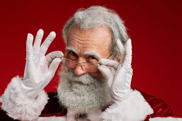 Портрет Класичного Санта Клауса Який Посміхається Перед Камерою Налаштовує Окуляри — стокове фото