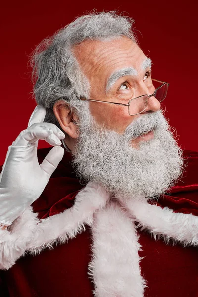 Голова Плечи Портрет Задумчивого Санта Клауса Смотрит Сторону Стоя Красном — стоковое фото