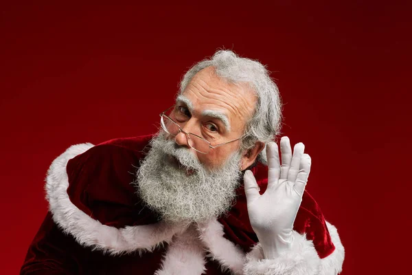 Retrato Papá Noel Clásico Poniendo Mano Oreja Tratando Escuchar Secretos — Foto de Stock