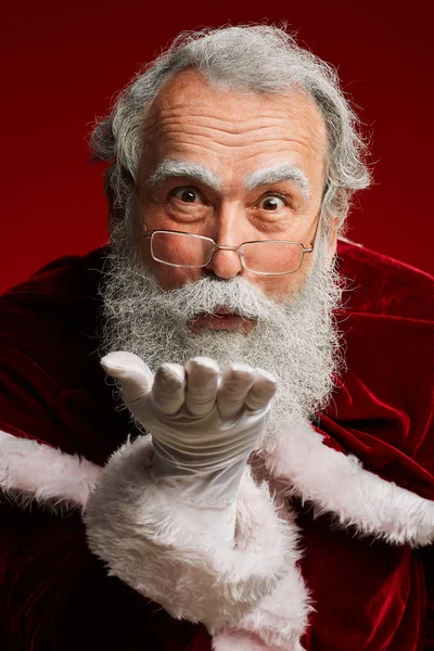 Pas Portrét Klasické Santa Claus Foukání Polibky Kameru Zatímco Stojí — Stock fotografie