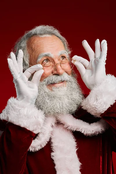 Cabeça Ombros Retrato Papai Noel Clássico Sorrindo Ajustando Óculos Enquanto — Fotografia de Stock