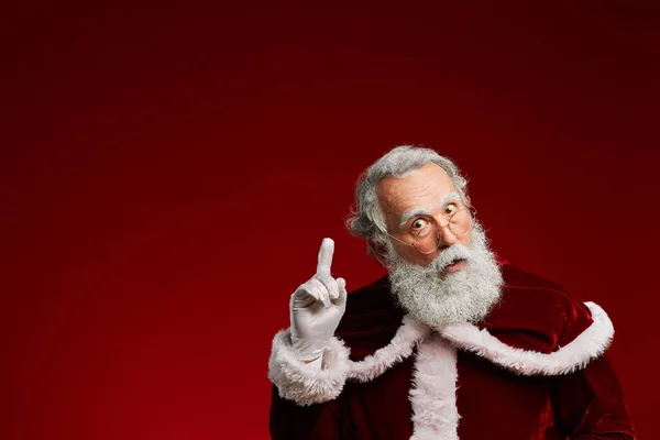 Waist Portrait Surprised Santa Claus Pointing While Posing Red Background — ストック写真