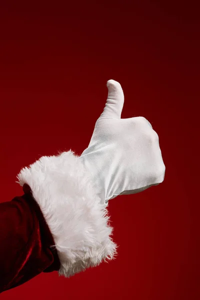 Blisko Santa Claus Strony Pokazując Kciuki Górę Czerwonym Tle — Zdjęcie stockowe