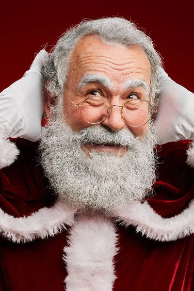 Portrait Tête Épaules Souriant Père Noël Regardant Loin Tout Posant — Photo