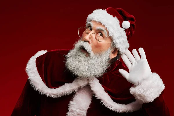 Натисніть Портрет Класичного Санта Клауса Який Намагається Почути Секрети Стоячи — стокове фото