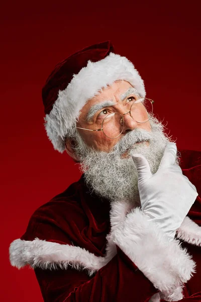 Düşünceli Noel Baba Nın Kafası Omuzları Kırmızı Arka Planda Dikilirken — Stok fotoğraf