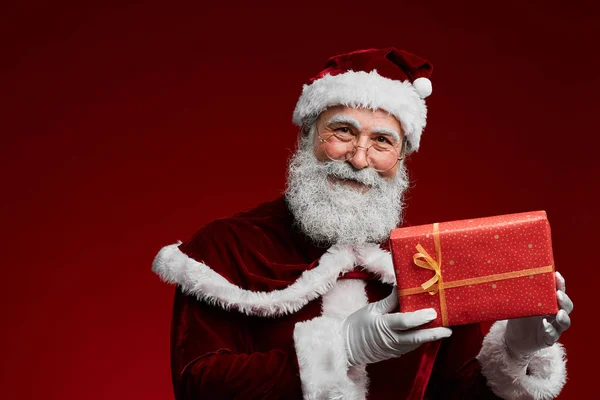 Pas Portrét Klasické Santa Claus Drží Vánoční Dárek Zatímco Stojí — Stock fotografie