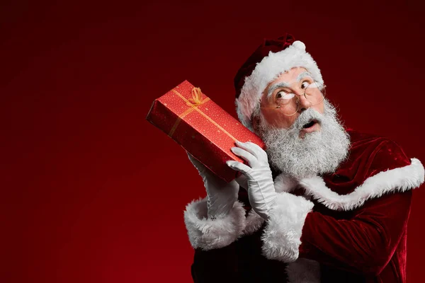 Pas Portrét Klasické Santa Claus Třepání Vánoční Dárek Zatímco Stojí — Stock fotografie