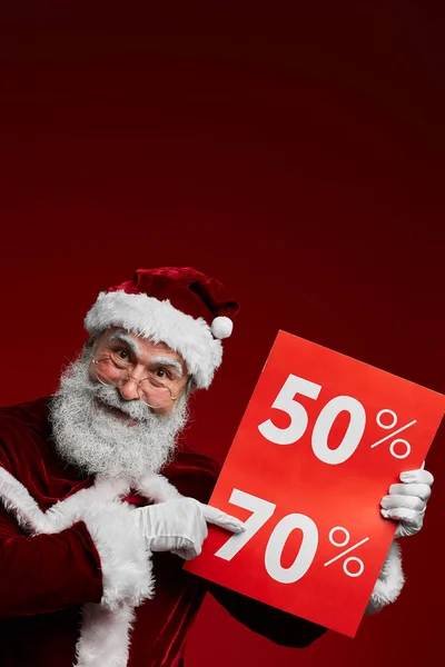 Cintura Até Retrato Papai Noel Surpreso Segurando Sinais Desconto Olhando — Fotografia de Stock