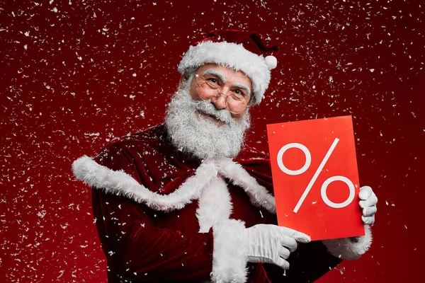Taille Omhoog Portret Van Glimlachende Santa Claus Houden Verkoop Teken — Stockfoto