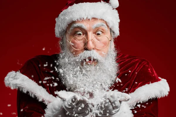Πορτρέτο Του Κλασικού Santa Claus Φυσώντας Χιόνι Στην Κάμερα Ενώ — Φωτογραφία Αρχείου
