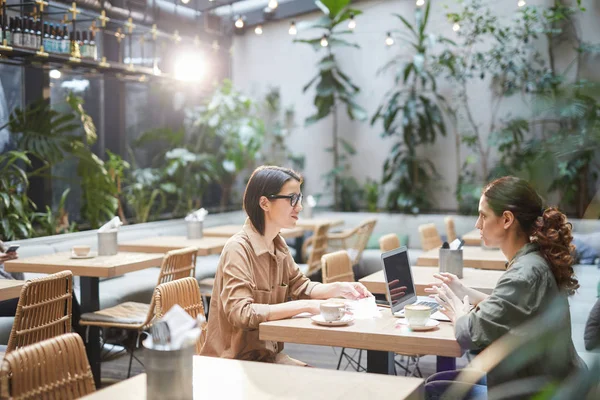 Ritratto Laterale Due Giovani Donne Moderne Sedute Tavola Nel Caffè — Foto Stock