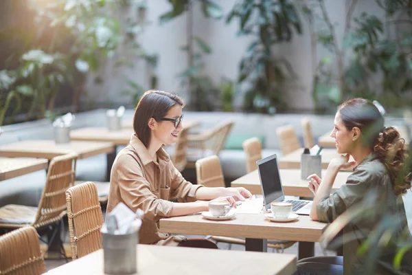 Retrato Vista Lateral Dos Mujeres Jóvenes Modernas Sentadas Mesa Cafetería — Foto de Stock