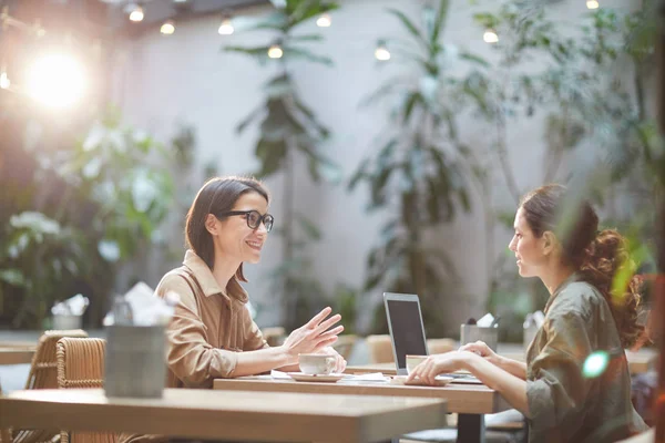 Retrato Vista Lateral Dos Mujeres Jóvenes Modernas Sentadas Mesa Cafetería — Foto de Stock