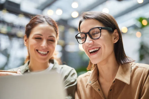 Retrato Duas Jovens Mulheres Contemporâneas Olhando Para Tela Laptop Sorrindo — Fotografia de Stock