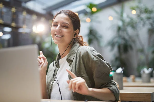 Porträt Einer Unbeschwerten Jungen Frau Die Musik Hört Und Tanzt — Stockfoto