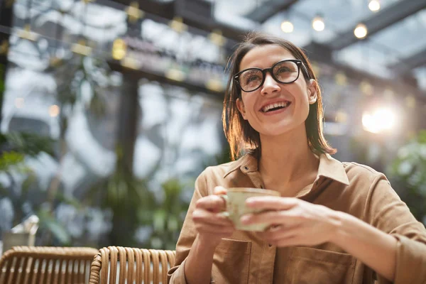 Retrato Ángulo Bajo Una Joven Alegre Disfrutando Una Taza Café —  Fotos de Stock