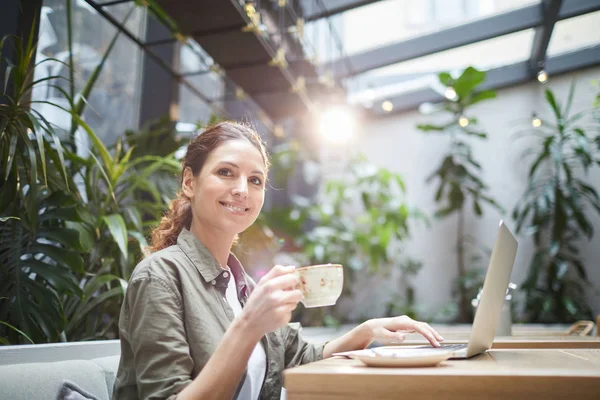 Portrait Smiling Young Woman Looking Camera While Working Laptop Outdoor — Stock Photo, Image