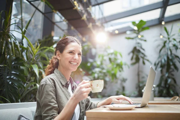 Retrato Una Joven Sonriente Trabajando Con Portátil Terraza Cafetería Aire —  Fotos de Stock