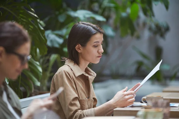 Side View Portrait Young Businesswoman Reading Documents While Working Outdoor — Stock Photo, Image