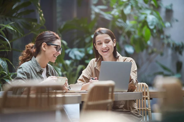 Retrato Dos Mujeres Jóvenes Riendo Felizmente Mientras Usa Ordenador Portátil — Foto de Stock