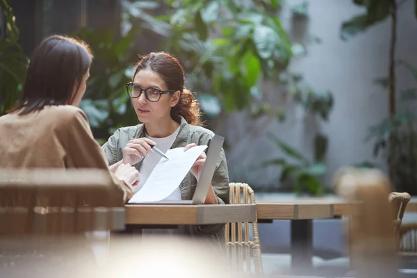 Retrato Moderna Mujer Negocios Señalando Contrato Durante Reunión Terraza Cafetería — Foto de Stock