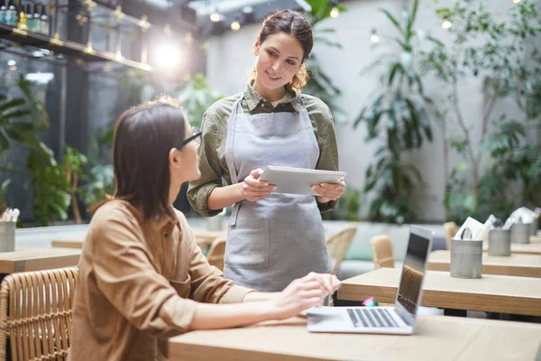 Midja Upp Porträtt Ung Servitris Som Håller Digital Tablett Samtidigt — Stockfoto