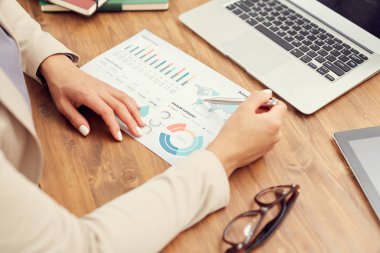 Tanımlanamayan iş kadınının verileri analiz ederken yakın plan istatistik grafiğine odaklan, boşluğu kopyala