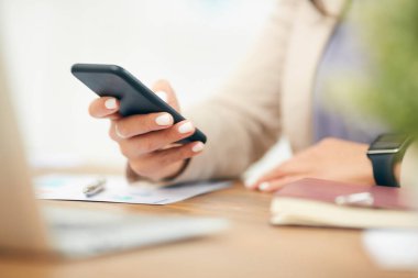 Ofiste çalışırken mesaj yazan tanınmayan bir iş kadınını kapat, akıllı telefonu tutan kadına odaklan, uzayı kopyala