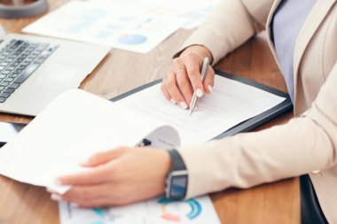 Modern ofiste masa başında çalışırken panoya yazı yazan başarılı iş kadınının yüksek açılı yakın çekimi, boşluğu kopyala