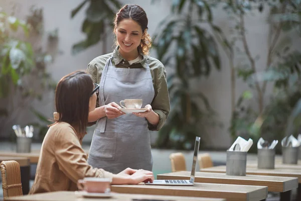 Porträtt Leende Ung Servitris Föra Kaffe Till Kunden Utomhus Café — Stockfoto