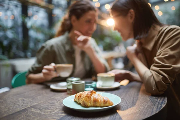 Retrato Dos Mujeres Jóvenes Chismorreando Mientras Disfrutan Del Almuerzo Juntas —  Fotos de Stock