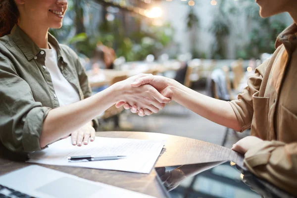 Vista Laterale Primo Piano Due Giovani Donne Che Stringono Mano — Foto Stock