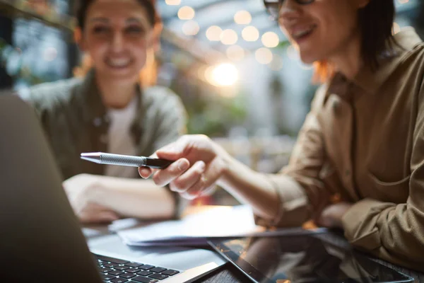 Primer Plano Mujer Joven Moderna Que Apunta Pantalla Del Ordenador — Foto de Stock