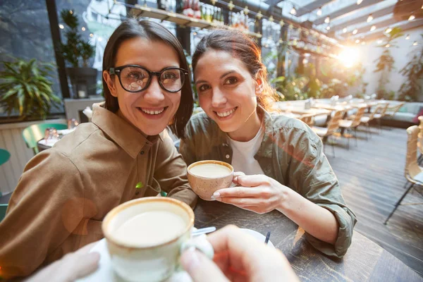 Vista Pov Dos Mujeres Sonrientes Sosteniendo Taza Café Mientras Miran —  Fotos de Stock