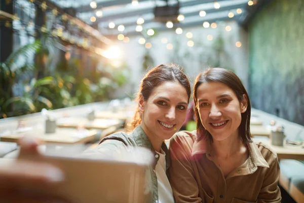 Retrato Dos Mujeres Jóvenes Sonriendo Cámara Del Teléfono Inteligente Mientras —  Fotos de Stock