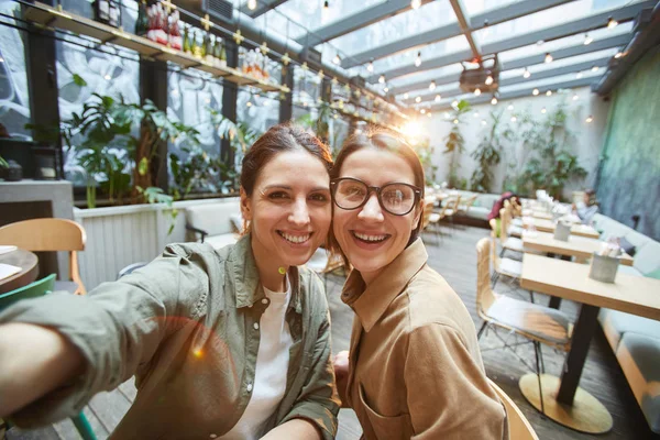 Retrato Dos Mujeres Jóvenes Contemporáneas Sonriendo Cámara Mientras Toman Fotos —  Fotos de Stock