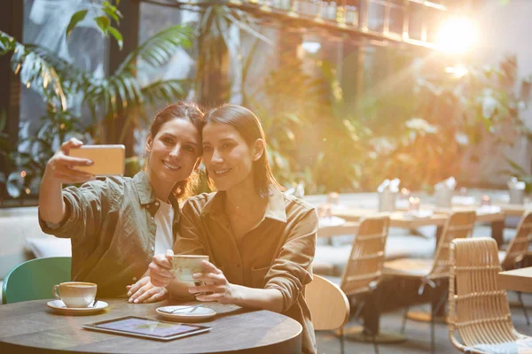 Retrato Dos Mujeres Contemporáneas Tomando Foto Selfie Mientras Disfrutan Reunión —  Fotos de Stock