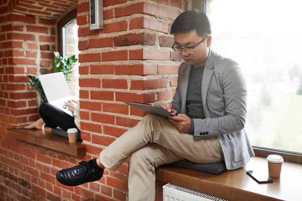Porträt Eines Jungen Asiatischen Geschäftsmannes Der Modernen Büro Fenster Sitzt — Stockfoto