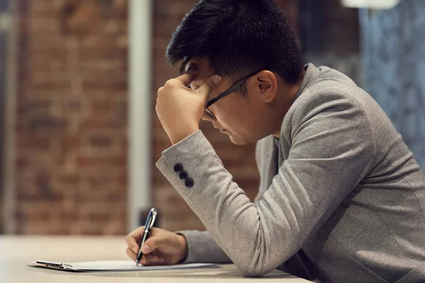 Seitenansicht Porträt Eines Jungen Asiatischen Mannes Der Schreibtisch Modernen Büro — Stockfoto