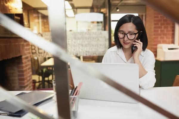 Retrato Una Joven Mujer Negocios Asiática Hablando Por Teléfono Mientras — Foto de Stock