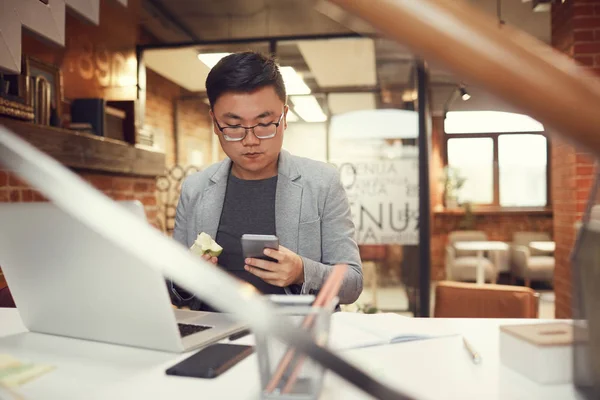 Portrait Young Asian Entrepreneur Using Smartphone While Working Desk Modern — Stok Foto